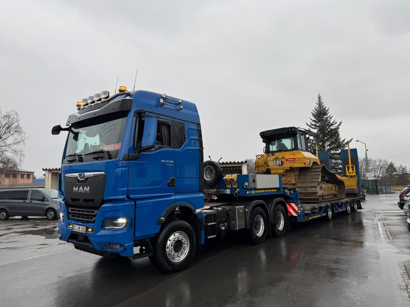 Schwertransport der THE-Logistics mit CAT D5 auf dem Tieflader