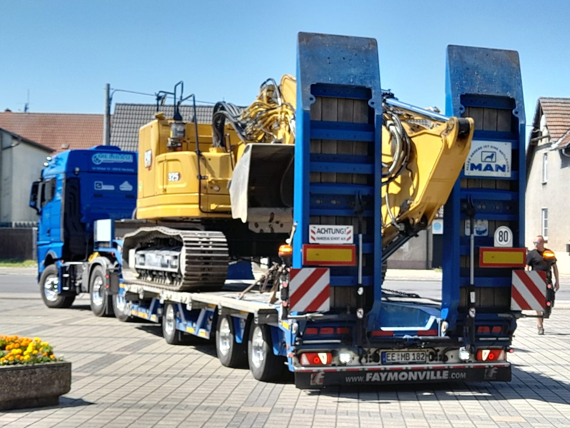 Tieflader der THE-Logistics mit CAT-Kettenbagger
