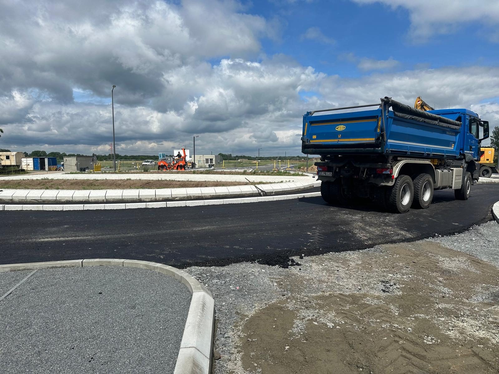 Kipper der THE-Logistics beim Asphalt-Einbau am Kreisverkehr