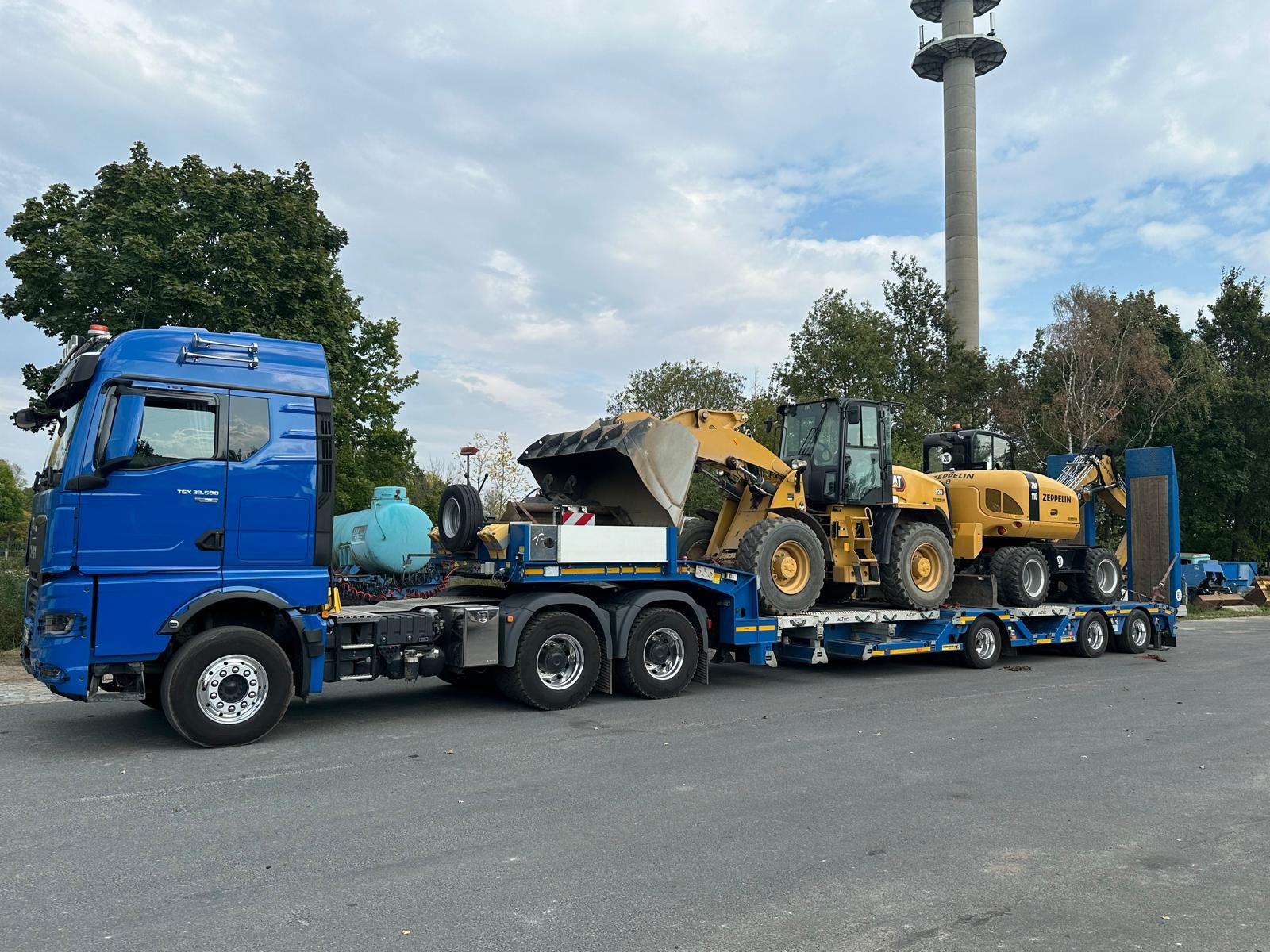 Tieflader-Zug der THE-Logistics mit Radlader und Mobilbagger